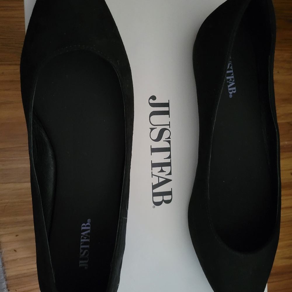 Woman's Flat Black Shoe